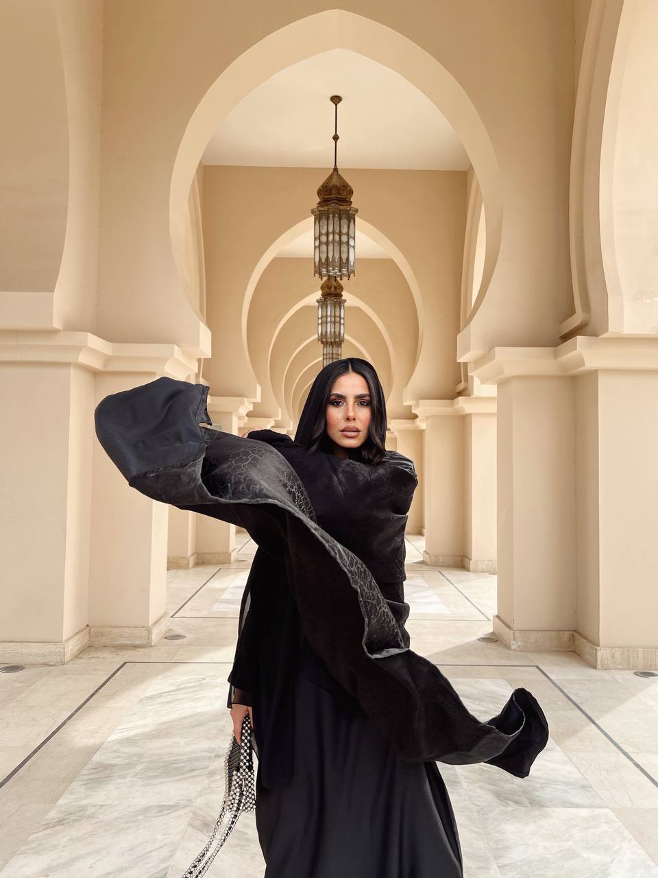 Satin Abaya, stay