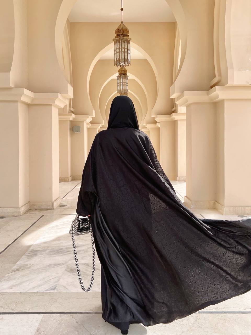 Satin Abaya, stay